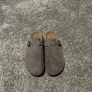 Boston clogs